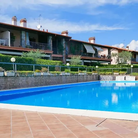 Relax By The Pool - Garden - Garage Apartment