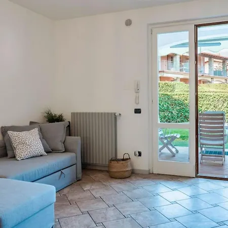 Relax By The Pool - Garden - Garage