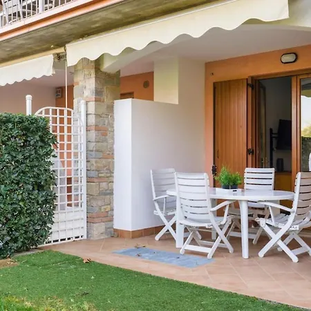 Relax By The Pool - Garden - Garage Apartment
